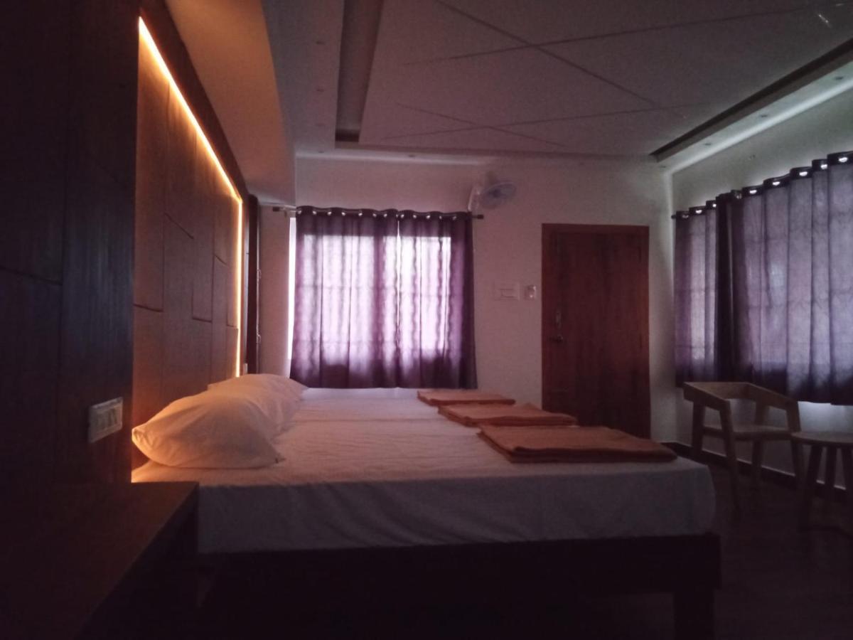Hilltop Hotel Vālpārai Kültér fotó