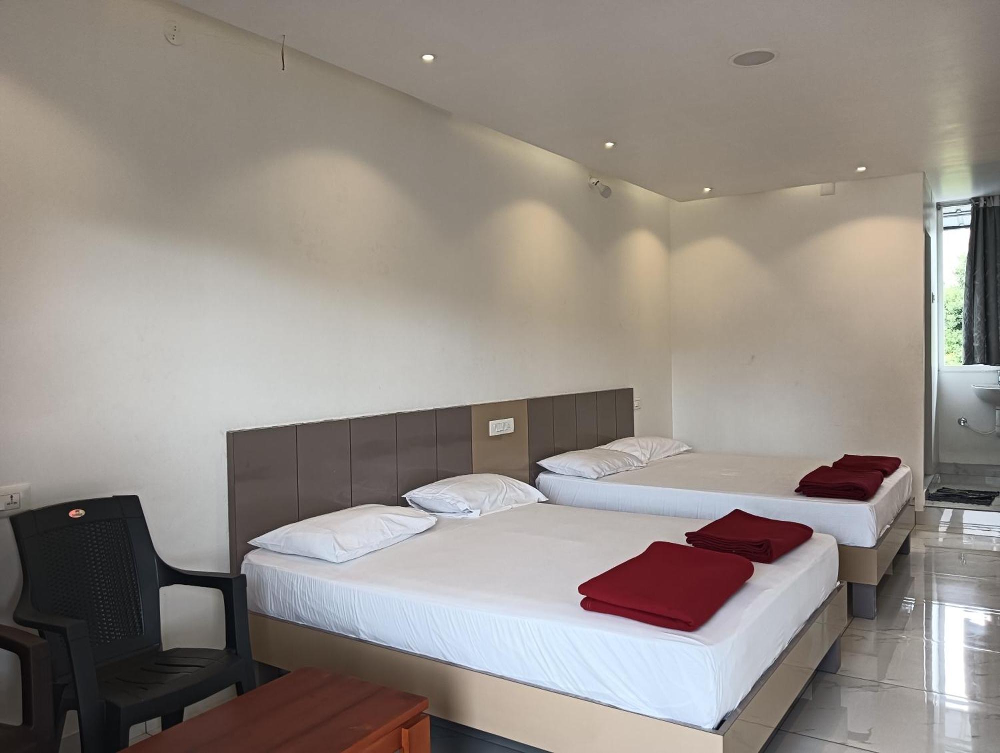 Hilltop Hotel Vālpārai Kültér fotó