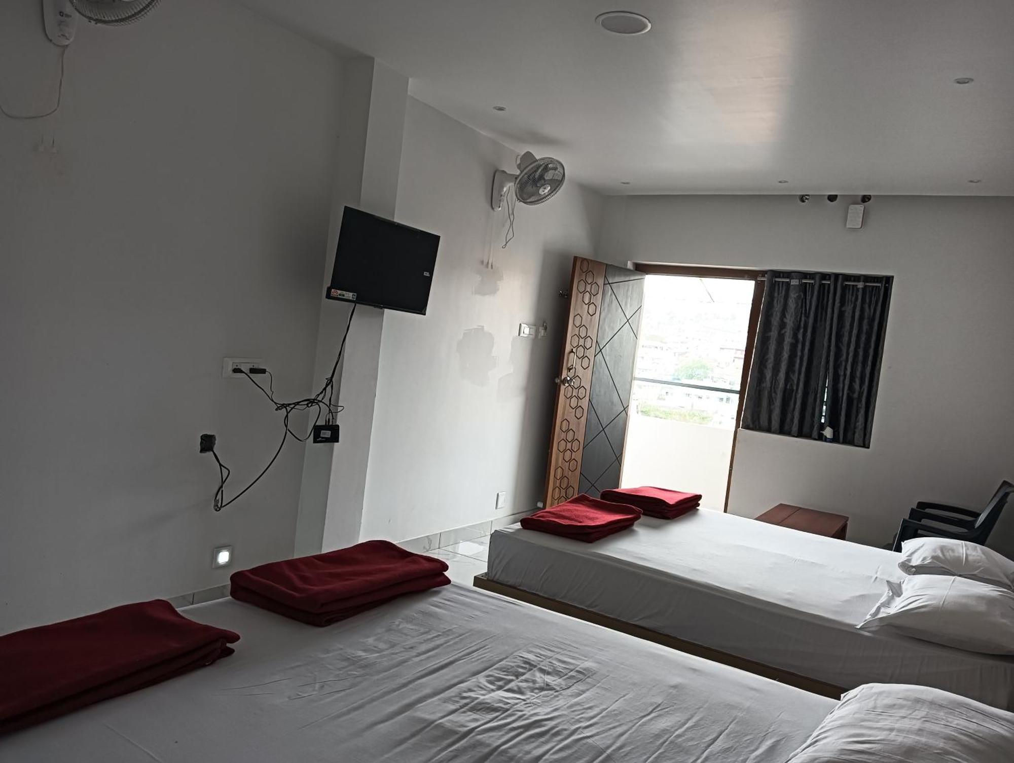 Hilltop Hotel Vālpārai Kültér fotó