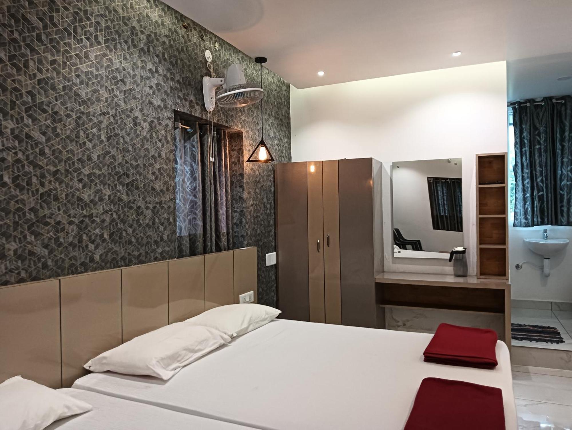 Hilltop Hotel Vālpārai Kültér fotó