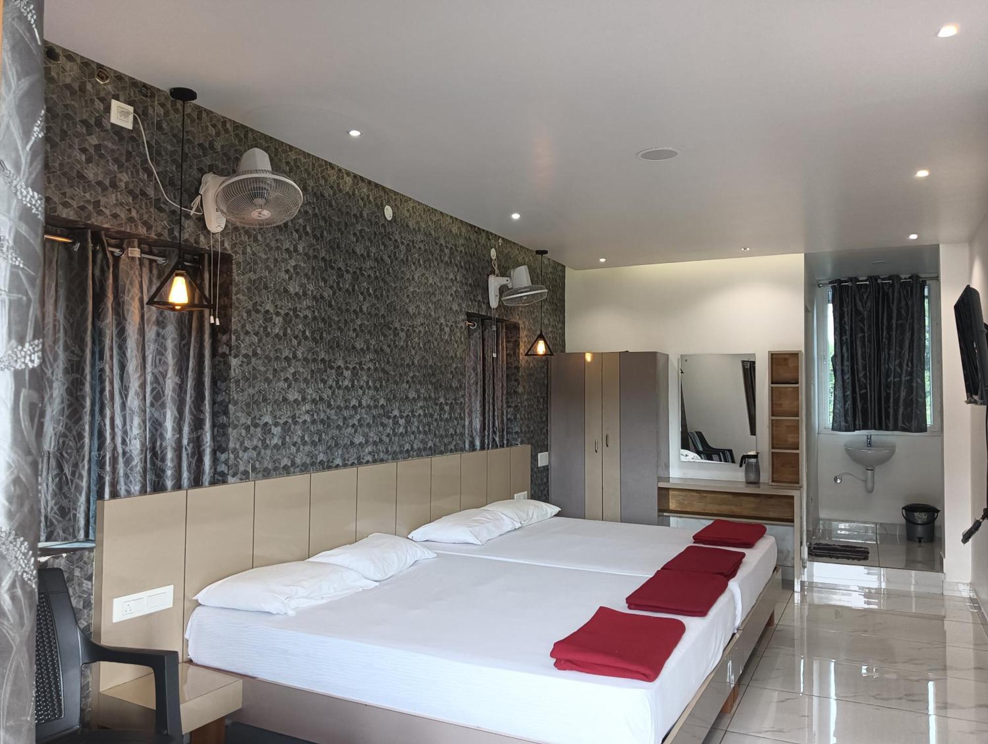 Hilltop Hotel Vālpārai Kültér fotó