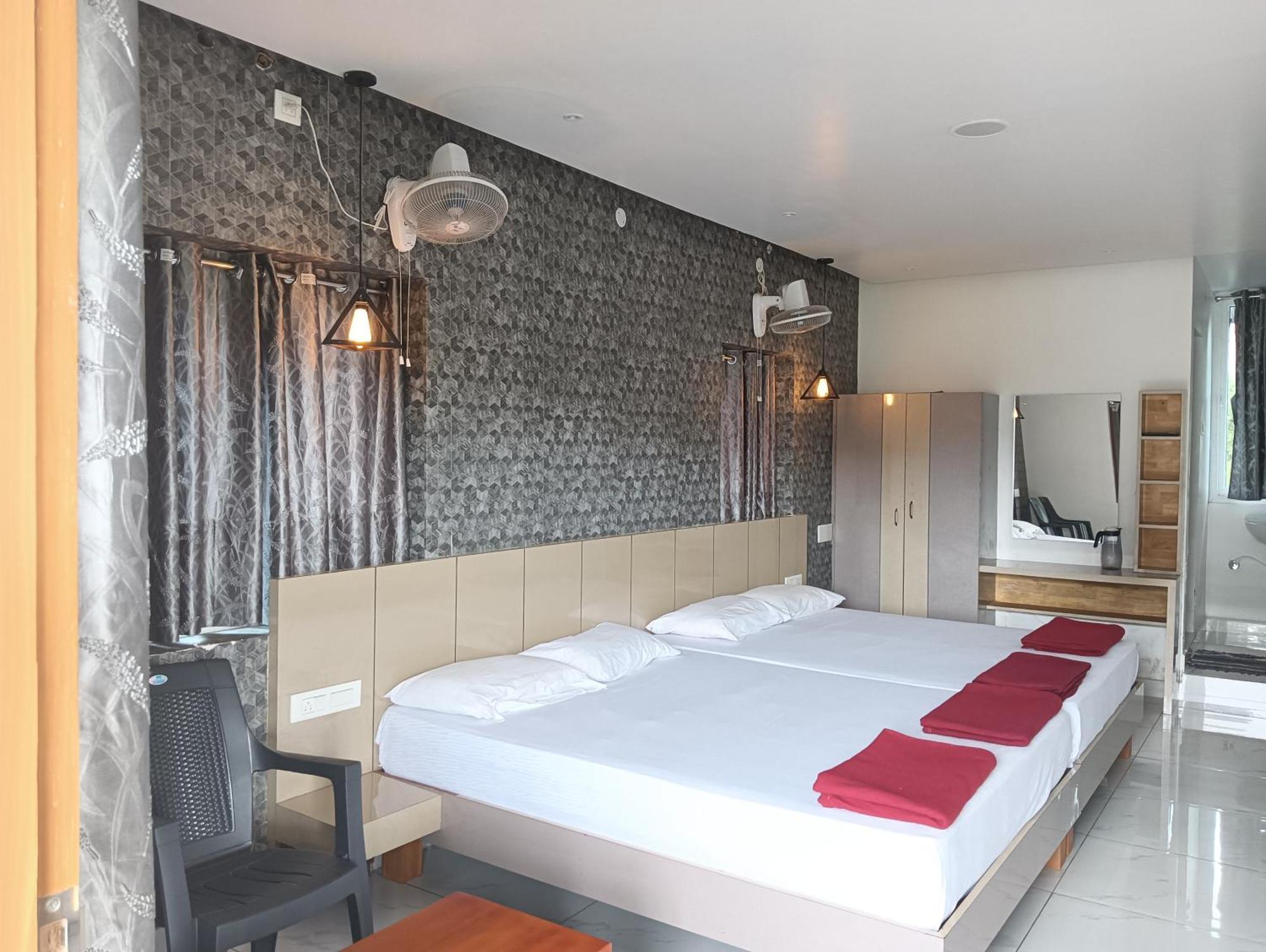 Hilltop Hotel Vālpārai Kültér fotó